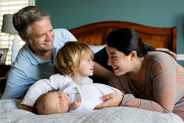 Apprendre à parler avec ses enfants pour être un papa ou une maman heureuse