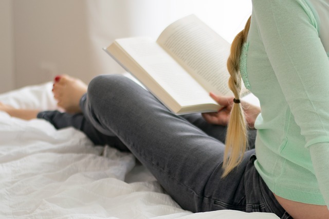 lire quelques pages d'un livre pour dormir plus rapidement 